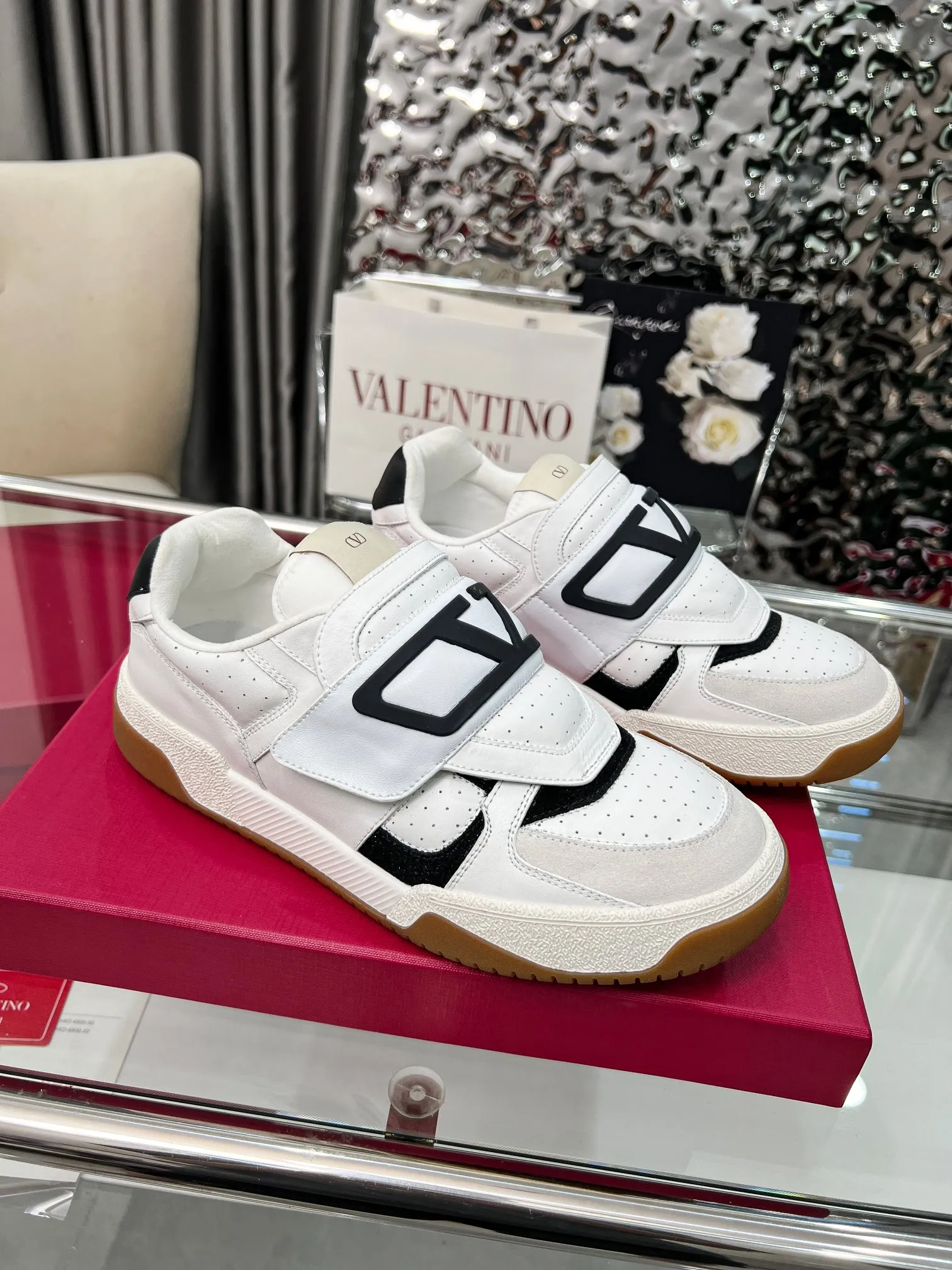 [Valentino] P: 680💰 Couple style, size: women 35-40▪️men 39-44 (customized at 45.46) Valentino 𝑶𝒏𝒆𝑺𝒕𝒖𝒅 Couple sports bread shoe series Valentino 2025 new couple sports shoes are on sale. The original ZP purchase and disassembly. Repeated pattern making and modification. 1:1 restoration! Top luxury masterpiece Velcro design Soft and comfortable imported calfskin brings excellent and elegant texture and excellent foot comfort Top purchasing version upper: imported calfskin surface/original oil edge craftsmanship Lining: water-dyed sheepskin lining Outsole: original development 𝐓𝐏𝐔 two-color combination outsole Packaging: original configuration complete package